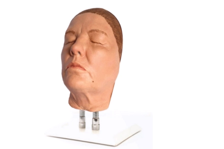 Niezwykle realistyczny model twarzy kobiety przeznaczony do nauki wykonywania iniekcji. Skóra wykonana jest z silikonu protetycznego utwardzonego platyną.