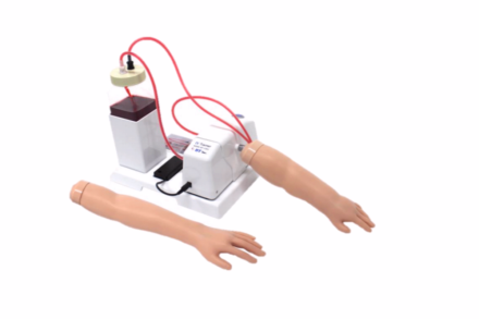 Pediatryczny trenażer do nauki iniekcji dożylnej z automatycznym przepływem krwi