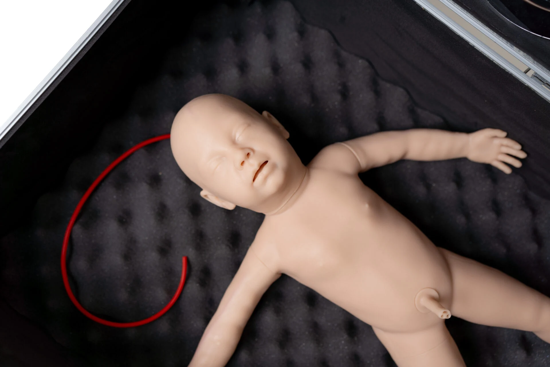 Fantom noworodka o realistycznych wymiarach do kształcenia neonatologicznego.